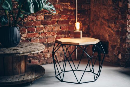 Design Holztisch mit Glühbirne