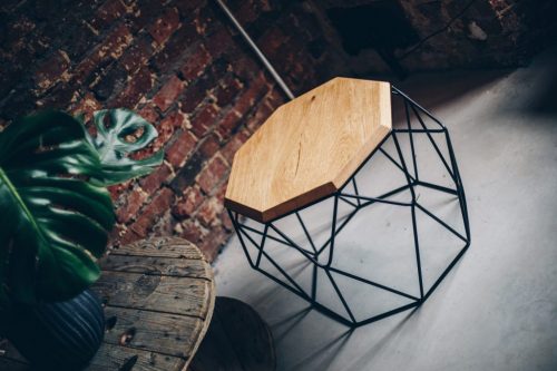 Design Holztisch mit schwarzen Streben