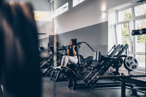 Fotografie einer Frau beim Trainieren im Fitnessstudio