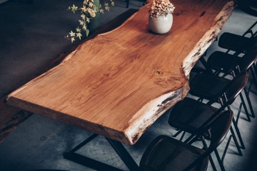 Holztisch aus Baumstamm