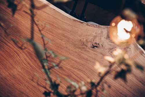 Nahaufnahme von Holztisch mit Glühlampe